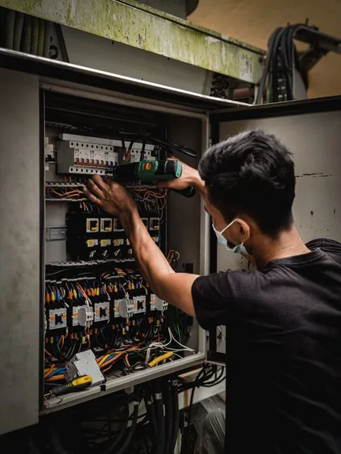 Tehnician HighTech Security Romania la lucru